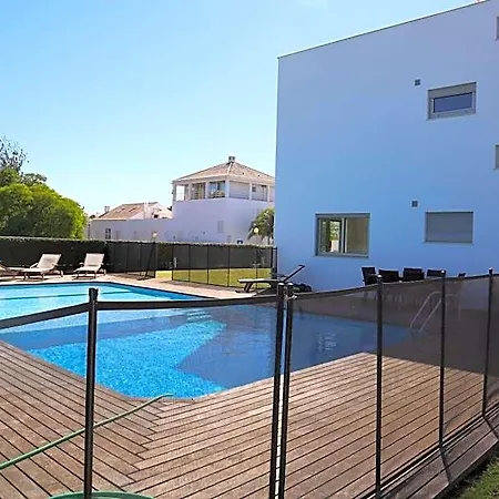 מלון Dos Salgados - Beachfront, 6 Golf Courses, 6bdr